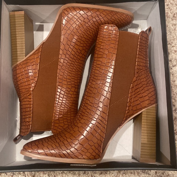 LuLu’s Kazia Brown Crocodile-Embossed Mid-Calf Boots - Picture 4 of 5